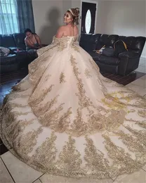 2023 Quinceanera Ball Gown Dresses Gold Shampagne Off Shoulder Sopting Lace Aphtes Crystal Beads Floor Length Tiered Ruffles Plus Size Prom Evening Gowns