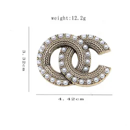 Luxury Brand Designer Double Letters Pins Broches Mulheres Gold Silver Crysatl Pearl Rhinestone Cape Buckle Brochle Suit Pin Party Wedding Jewerlry Acessórios Gream