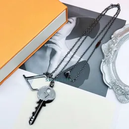 Europa Amerika Mode Stil Halskette Männer Dame Frauen Gun Silber-farbe Metall Mit V Initialen Diamant Schlüssel Anhänger Kette