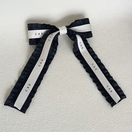 Fasce per capelli di design di lusso Donna Nero Bianco Marca Dolce Ragazza fresca Semplice Velluto francese Retro Bowknot Fascia per capelli Donna Bordo largo Copricapo per capelli Regali perfetti