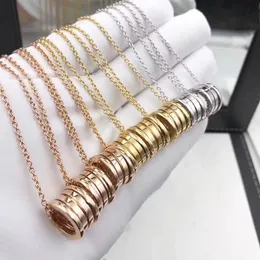 Designer vårhalsband män och kvinnor mode hänge halsband 18k guld lyxhalsband titanium stål legygold plätering hantverk aldrig blekna smycken