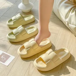 Slippers feminino verão interno não deslizante banheiro doméstico banheiro grosso à prova de odor de fundo excrementado sentindo um esfreinho de alta qualidade de alta qualidade