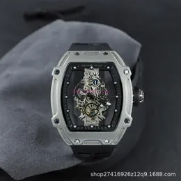 В последней версии Skull Sports Sports Начаты есть мужская и женская модная Quartz Watch229p