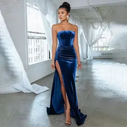 Elegante blaue Samt-Abschlussballkleider, sexy trägerlose Abendkleider mit hohem Schlitz, Brautjungfernkleid nach Maß 2023