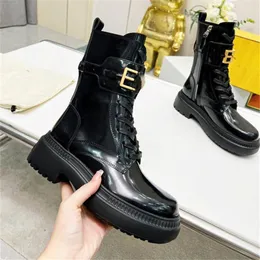 أحذية التصميم الفاخر للأزياء Fendyity Women Retro Decoration Winter Warm Dark Non Slip High Cheel Martin Knight Tassel Boots 02-01