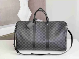 Toppdesigners mode duffel väskor lyxiga män kvinnliga resväskor läderhandväskor stora kapacitetshållare.