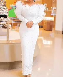 2023 Elegante weiße formelle Abendkleider, Perlen, Perlen, Federn, lange Ärmel, Etui-Knöchellänge, Braut-Empfangskleider, Aso Ebi, afrikanisches arabisches Abschlussball-Partykleid