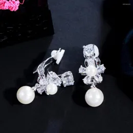 Orecchini posteriori CWWZircons Nessun foro per l'orecchio Design non forato CZ Fiore di cristallo Donne Festa di nozze Clip su perla senza piercing CZ040