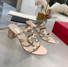 Designer New 2023 V Rivets tofflor Kvinnors klackar Sandaler skor 6,5 cm häl sexig svart modemärke bröllopskor kvinnors tofflor