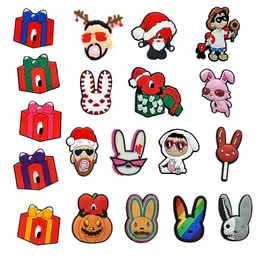 MOQ 100pcs Natal Bad Bunny Shae Shoe Charme 2D Soft Soft Shoe Peças Charms Acessórios Trend Cog Fuckles Decorações Fit Men Sandals Fãs favorecem os pulseiras presentes