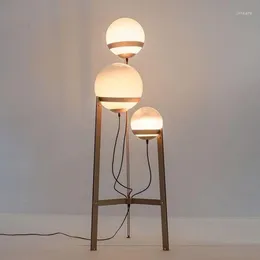 Golvlampor Postmodern Creative LED -lampstudie vardagsrum tre ben vertikala armaturer sovrum glas boll hem stående belysning