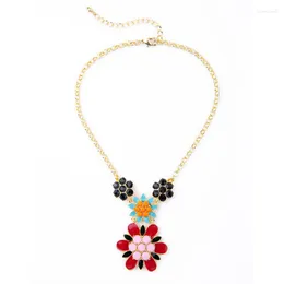 Collares colgantes Étnico Spike Flor roja Collar de lujo para mujeres Color dorado Colgantes nobles Babero Long Chic Marca