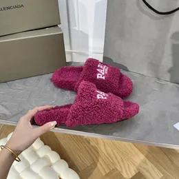 Europäische Schurwolle-Hausschuhe mit besticktem Buchstaben-Hausschuh für Freizeitkleidung, warme Flip-Flops