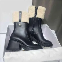 Сапоги Women Betty Boots Boots Tall Rain Boot Welly обувь высокие каблуки из ПВХ резиновая пилочная платформа с черным водонепроницаемым дождем на открытом воздухе9