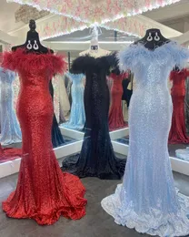 Abito da spettacolo di piume 2023 Paillettes aderenti Lady Abito da festa per eventi formali Senza spalline Hoco Club Night Gala di ritorno a casa NYE Winter Court Prom Dance High Side Split Rosso Nero