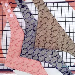 Собачья одежда треугольная повязка классические буквы дизайнер дизайнер модный бренд регулируемый воротник слюна слюна полотенце полотенец