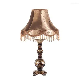 Luminárias de mesa decoração moderna resina lâmpada quarto caseiro cama decorativa bronze mesa de base clara europeia acessório de tecido