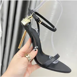 Sandaler Party Shoes Läder Outrula Factory Factory Factorwear Satin Heeled Naked Stiletto Heels Ankle Wrap 10.5 Cm Metallic Heel Luxury Designers Palllock Embellished