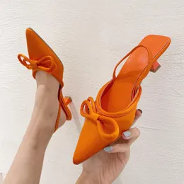 サンダル 2023 秋のファッション女性低 3 センチメートルハイヒールオレンジレディエレガントなボウノットスリングバックミュールグリーン高級結婚式の靴