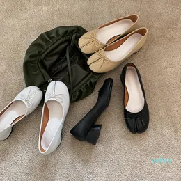 Kl￤dskor kvinnors bowtie court pumpar sandaler mode l￤der tabi delad t￥ mitt h￤l
