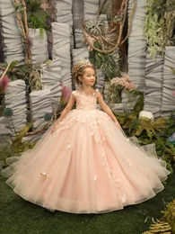 2023 Princesa Blush Rosa Renda Vestidos Da Menina Flor Flores Florais 3D Sweep Trem Joia Pescoço Ilusão Gilrs Vestido de Concurso Vestido de Primeira Comunhão para Crianças Pequenas