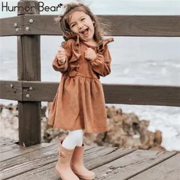 Vestidos de meninas humor urso de outono inverno criança menina de manga longa ruffles de algodão princesa crianças corduroy plissout baby 221107