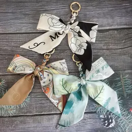 Keychains 2022 härlig vävning mjuk silkescarf nyckelring bowknot pendelle charm tillbehör nyckelkedja mode bilhållare kreativa gåvor