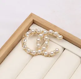 23ss Lüks Marka Tasarımcıları Mektuplar Broşlar Hollow Ünlü Kadınlar 18K Altın Kaplama Broş Takım Pin Moda Takı Düğün Aksesuarı
