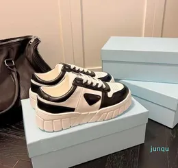 Summer 2022 Nuovo Triangle Standard Shoes Women Versatile Platform Aumenta Casual Sports Coppia Small White Shoes 022