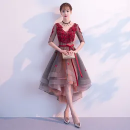 2022 charmante rote formale Abendkleider Perlen -Meerjungfrau -Partykleid sexy schiere lange Ärmeln Ruch Satin Runway High Low Prom Kleider Übertrieb