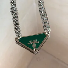 Mens pendel designer smycken lyxhalsband inverterat triangel mode för kvinnans designers märke smycken kvinnor trendiga personlighetsklavikelkedja