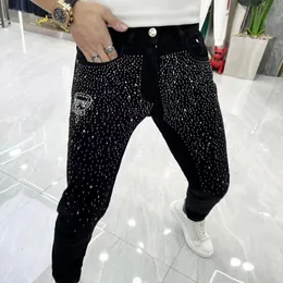 Herr Black Jeans Luxury Rhinestone Design Ny stil Slim Male Pencil Pants All Seasons Populära stiliga byxor Mannkläder