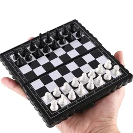 Działania na świeżym powietrzu 1set Mini International szachy składane magnetyczne plastikowe szachownicze gra planszowa przenośna zabawka dla dzieci 221109