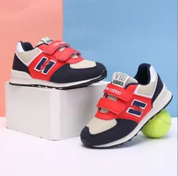 Scarpe sportive per bambini primavera nuove scarpe da ginnastica per bambini di moda all'ingrosso scarpe da corsa casual traspiranti in maglia coreana