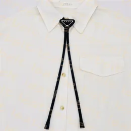 Varumärke för kvinnor män mode läder nacke båge båge brev triangel badage slipsar affärsskjortor klänning nackkläder