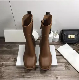 2021 Kadınlar Betty Pvc Rainboots Fashions Kauçuk Kalın Çözülmüş Yarım Önyükleme Üst Tasarımcı Bayan Platform Topuk Moda Botları Kutu Boyutu 35-40 01