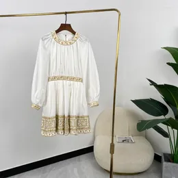 Vestidos casuais 2022 Moda de verão Mulheres de alta qualidade linho branco luminoso de bordado floral decoração A-line mini