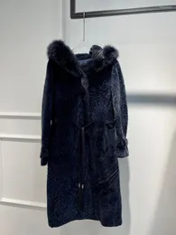 여성용 가죽 2022 최신 겨울 따뜻한 진한 파란색 모피 후드 미디 길이 코트 프린지 벨트를 가진 최고 품질의 시어링 재킷