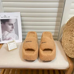 Designer chinelos de inverno Moda de pelúcia feminina sapatos de sola grossa lâminas de lazer de sandália de lã de lã feminina