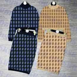 İki parçalı elbise mektubu jakard kazak seksi ince etek kadınlar için uzun kollu örgü örgü elbiseler iki renk