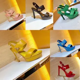 2022 Tasarımcı Lüks Süper Yüksek Topuklu Sandals L Aile Klasik Kadınlar Deri Saf Renk Ayakkabıları Lady Seksi Donanım V Buckle Stiletto Heels Hollow Open Toe Sandal