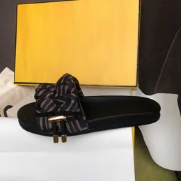 Italia Lux sandalia 2021 Diseñador de lujo Sandalias de mujer Letras de satén doblar flor Moda clásica Zapatos casuales playa sandalias planas fondo grueso ocio