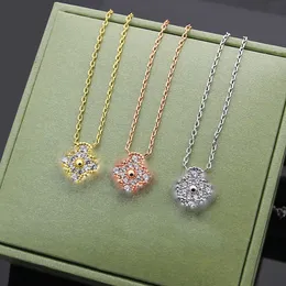 Kolye Kolye Tasarımcı Takı Zincirleri Bijoux Cjewelers VC Mektubu Dört yapraklı Toka Tam Elmas Oyma Tek Çiçek Kolye Orijinal Ambalaj