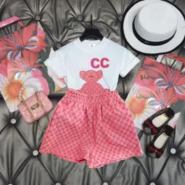 23 Lyxdesigner Kläder Set barn T-shirt Rosa kamel monogram shortst mode Brittiskt modemärke sommar barnskatter och flickor bomull tvådelad