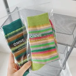 Internet Celebrity Color Stripes Tube Sock Female Cotton Socks Casual Color European och American Populära nya strumpor Färgglada Four Seasons Sports