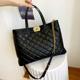 Ucuz Mağaza% 90 İndirim Toptan Nakış Küçük Kokulu Zincir 2023 Sonbahar ve Kış Yeni Lingge Under Alt Alt Kapasiteli Büyük Kapasiteli Crossbody Moda Çantası