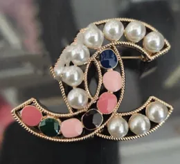 23SS 20style 18k oro lettere di rame placcate bocchette donne designer di marchi di lusso Lady Crystal Pearl Pins Accessori per gioielli in metallo