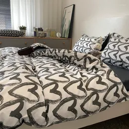 Conjuntos de ropa de cama Estilo de estilo Nordic Love Cover Cover de cuatro piezas 1.5 m 1.8m Single Student Dormitory Bed Sheet Tres piezas 4