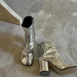 2024Silver Tabi 분할 발끝에서 청키 한 하이힐 부츠 가죽 Zapatos Mujer 패션 가을 여성 신발 보타