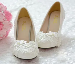 Scarpe da sposa piatte perle di moda per sposi con tacchi alti applicati floreali 3D scarpe da sposa in pizzo rotondo in pizzo 4312268
